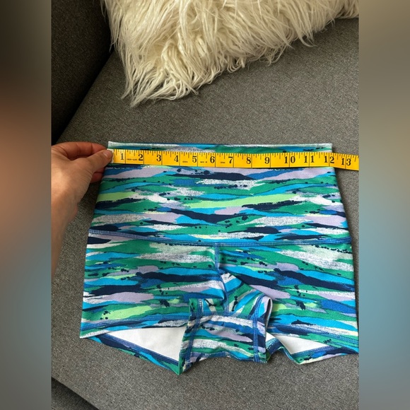 Lululemon Boogie Short Roll Down Sz 4 Seven Wonders Multi Full-on Luon - Picture 9 of 10